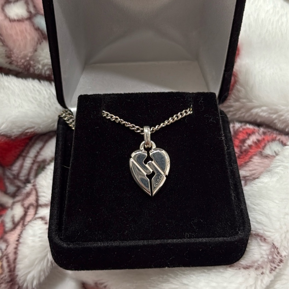 Gucci Knot Heart Pendant Necklace